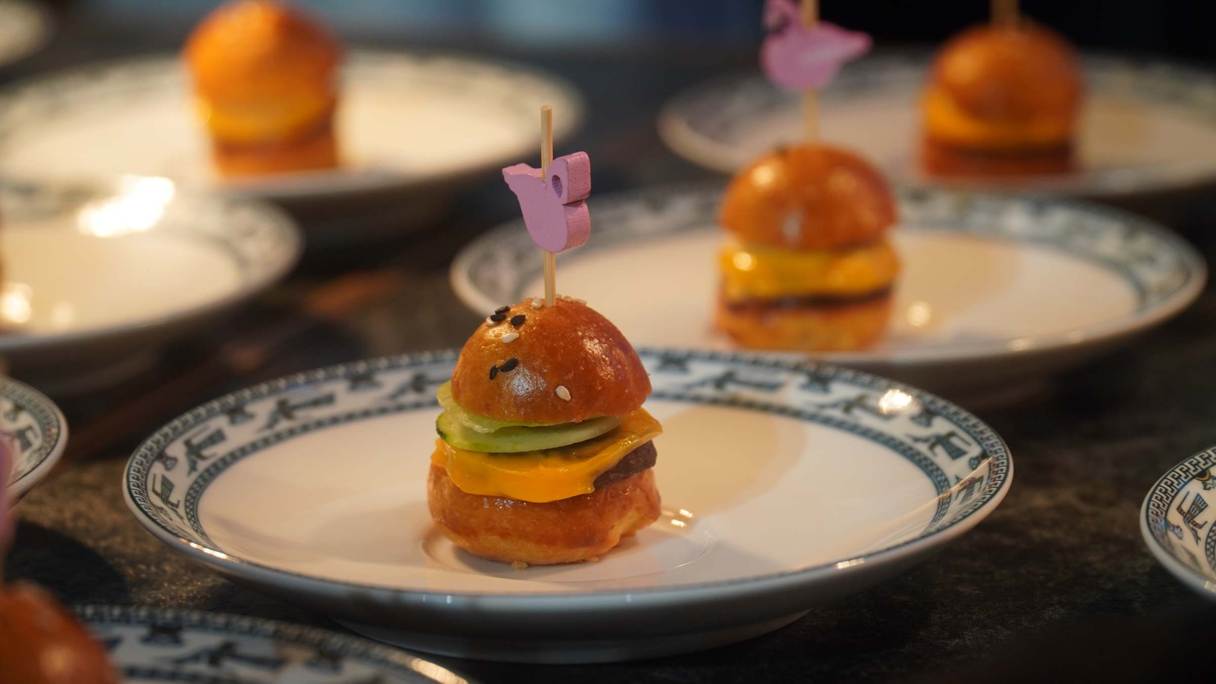 urger cỡ nhỏ nhưng chứa đựng trọn vẹn hương vị của giống bò Rubia Gallega trứ danh Tây Ban Nha, nổi tiếng với độ đậm đà và mềm ngọt tự nhiên. 