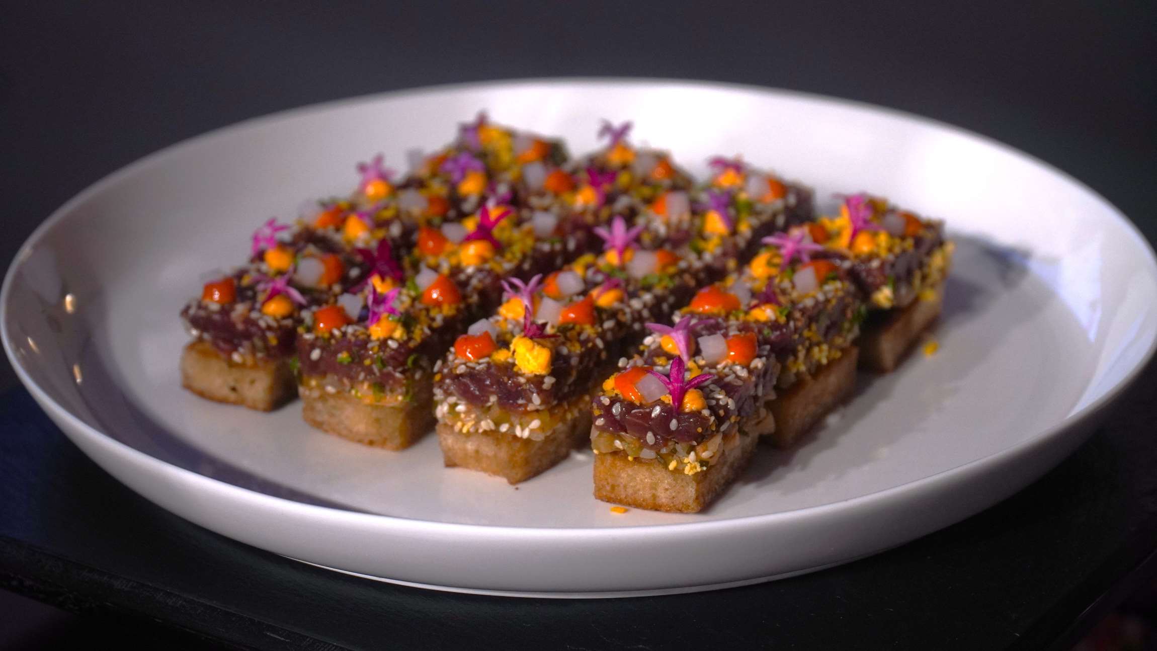 Bò Angus tartar kết hợp lê giòn ngọt và tương gochujang Hàn Quốc tạo nên sự cân bằng giữa vị ngọt, cay và umami.