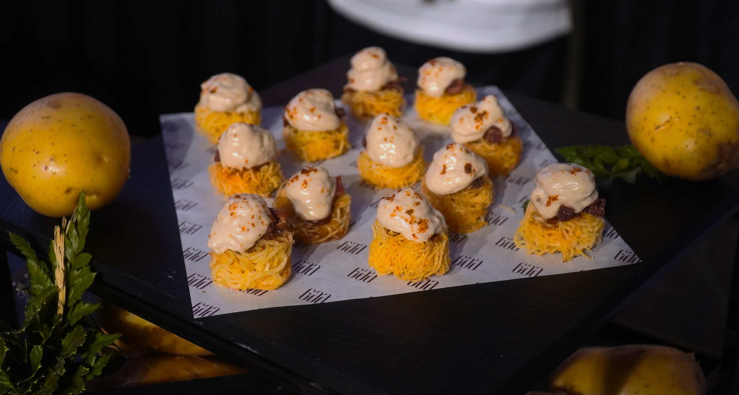 Bánh khoai tây kiểu Ấn Độ: Món ăn xuất hiện tại Michelin Guide Vietnam 2026 mang đậm dấu ấn ẩm thực Ấn Độ với khoai tây giòn mềm hòa quyện cùng các loại gia vị chaat masala đặc trưng.