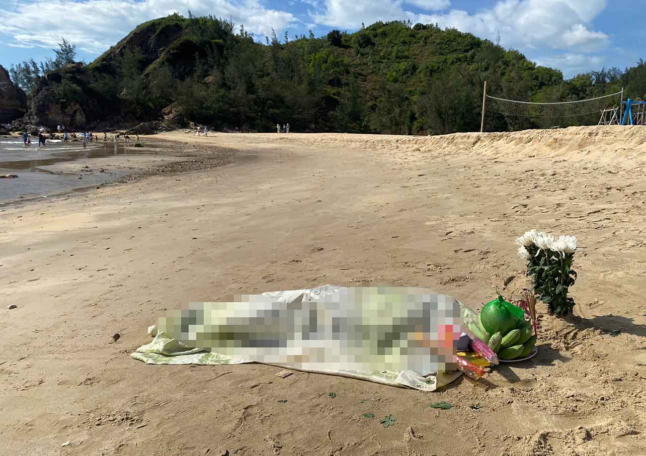 The man's body was discovered on Da Nhay beach, Bac Trach commune. Photo: Van Hai