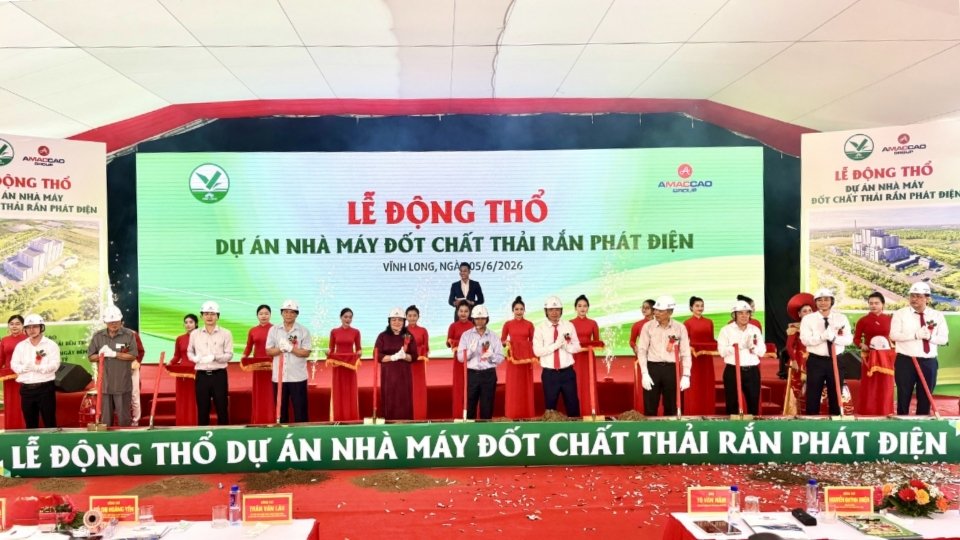 Đại biểu thực hiện nghi thức động thổ Dự án Nhà máy đốt chất thải rắn phát điện tại phường Phú Tân, tỉnh Vĩnh Long. Ảnh: Hoàng Lộc