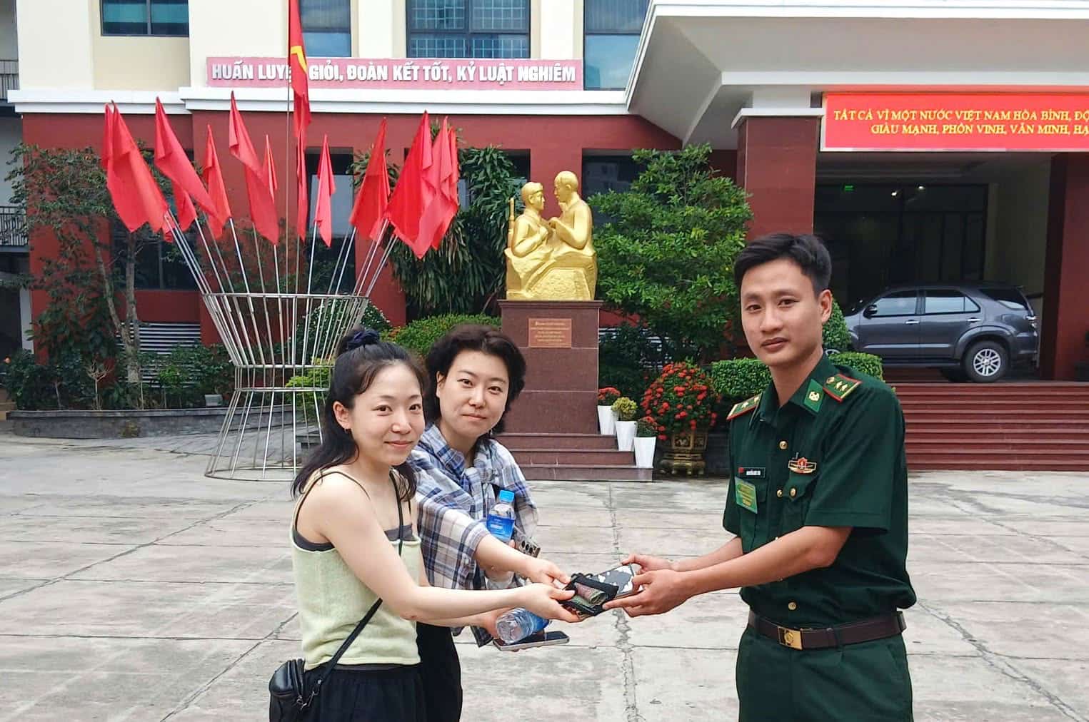 Border guard officer returns wallet to Korean tourist. Photo: Khanh Hoa Border Guard