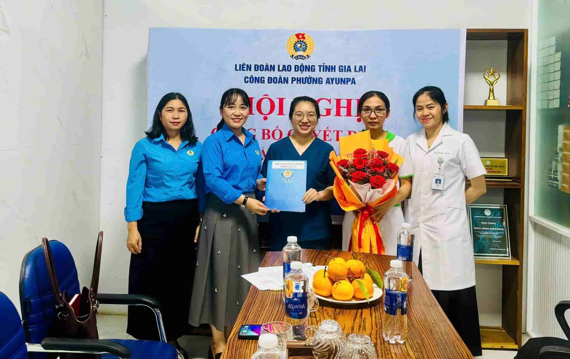 Handing over the decision to establish a grassroots Trade Union to a private clinic. Photo: Thanh Tuan