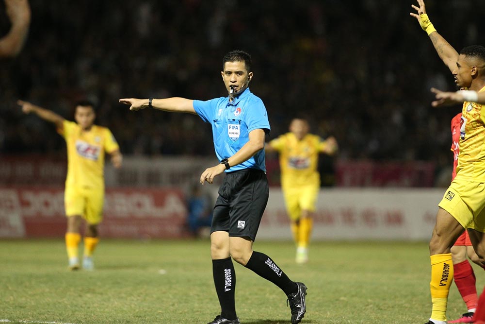 Malaysian FIFA referee Tuan Mohd Yaasin continues to be invited to officiate important matches in the V.League. Photo: VPF