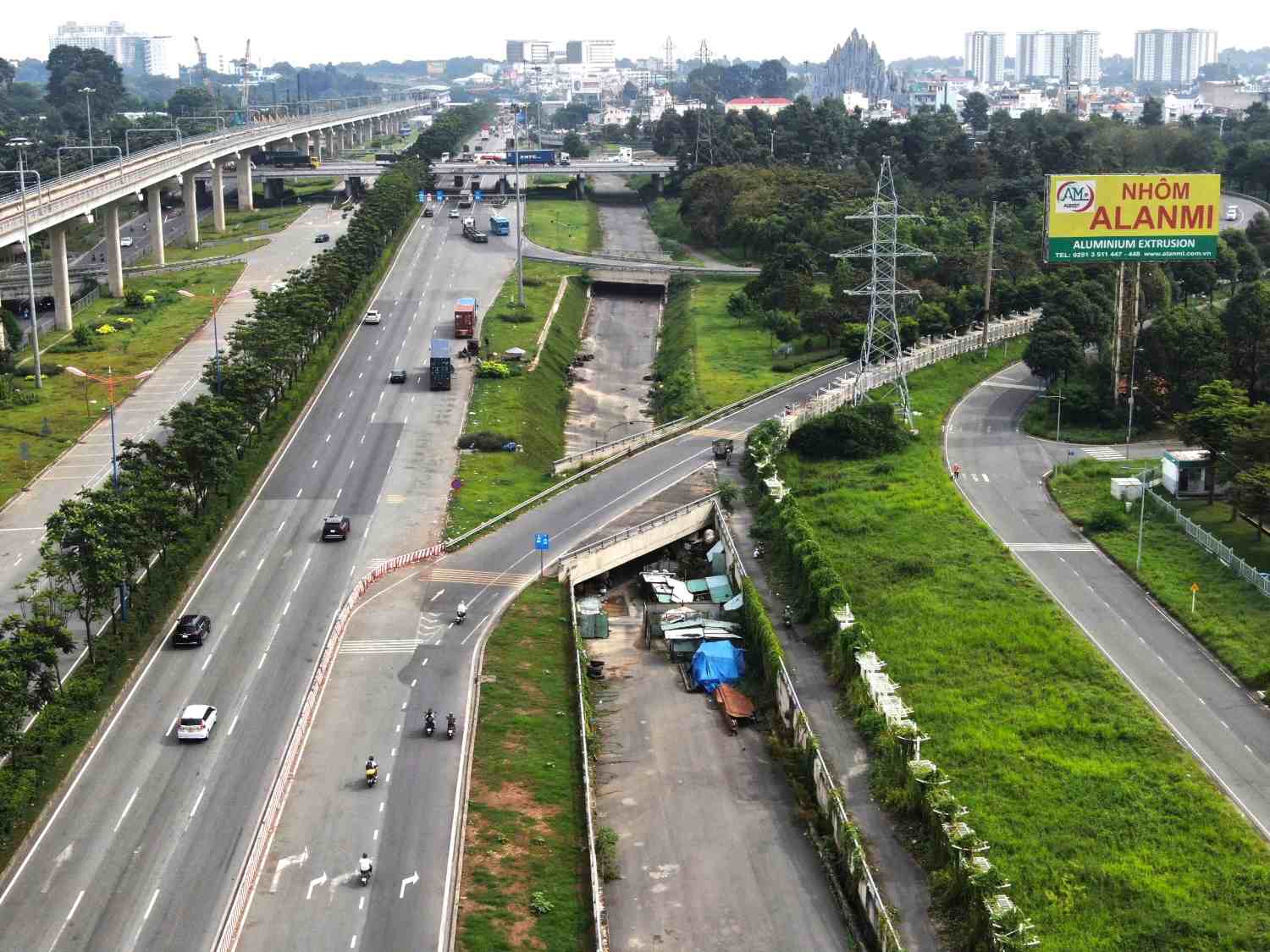 The underpass on the right parallel road of Hanoi Highway near Tram 2 intersection is basically completed but cannot be opened to traffic yet. Photo: Minh Quan