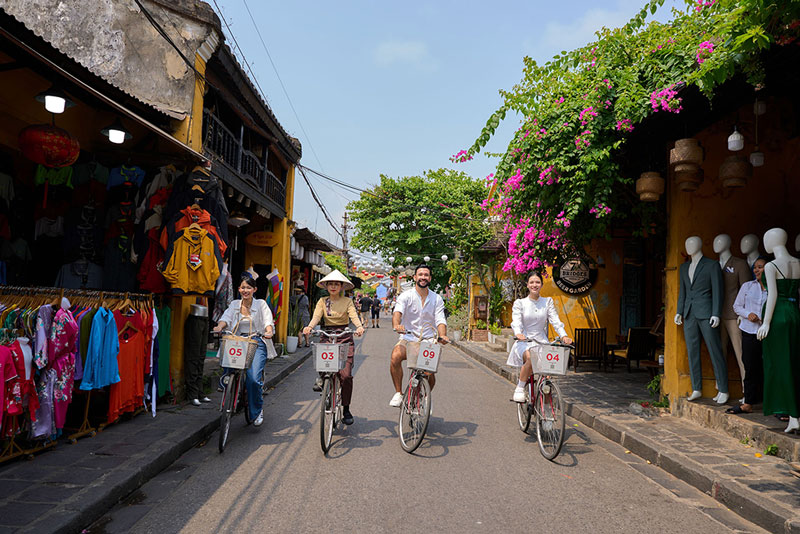People and tourists can participate in cycling through heritage streets within the framework of Hoi An Cycling Week 2026. Photo: Department of Culture, Sports and Tourism
