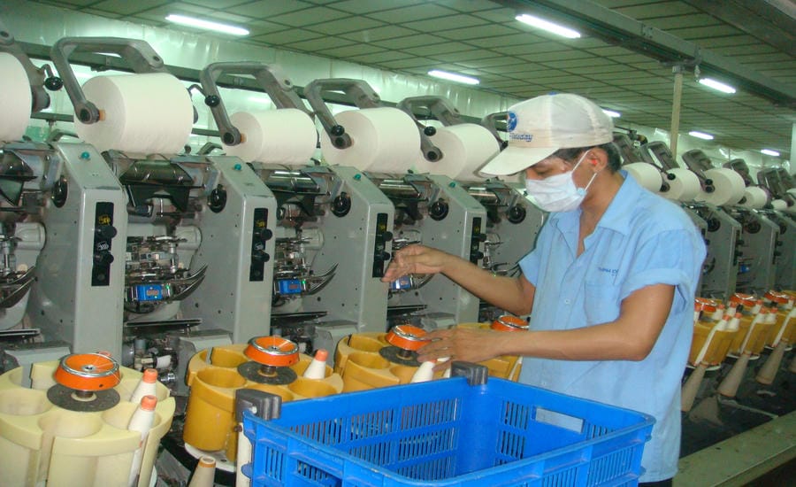 Employees who damage tools, equipment or have other acts causing property damage to the enterprise must compensate according to the provisions of law or internal labor regulations. Photo: Nam Duong