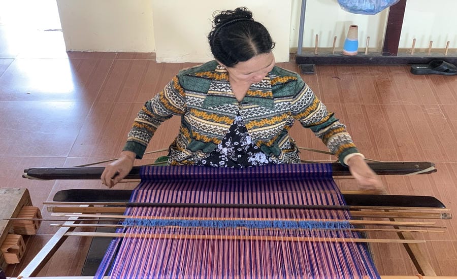 The artisans of My Nghiep weaving village are still diligently preserving the soul of Cham brocade beside the traditional weaving frame. Photo: Ky Lam