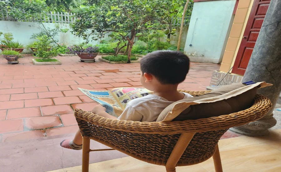 Young children during summer vacation in the countryside can participate in many useful activities such as reading books, kiting, fishing... to help increase their life skills. Photo: Trang Pham