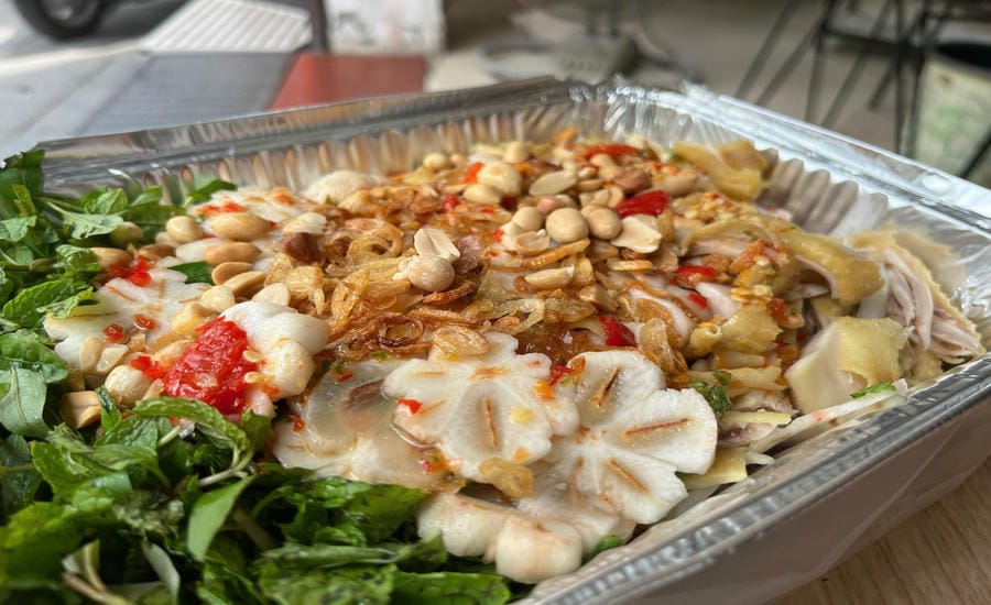 Change the taste of family meals with cool mangosteen chicken salad on summer days. Photo: Mai Ka