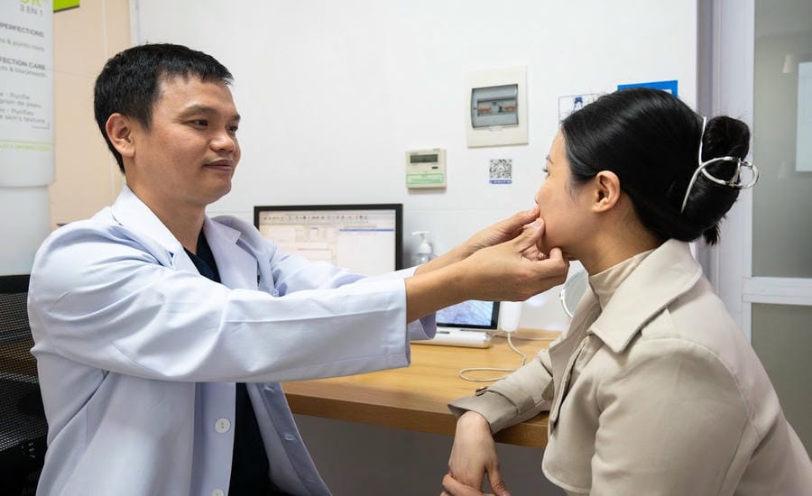 Dr. Vu Huy Luong - Head of Laser and Skin Care Department, Central Dermatology Hospital. Photo: Thuy Linh