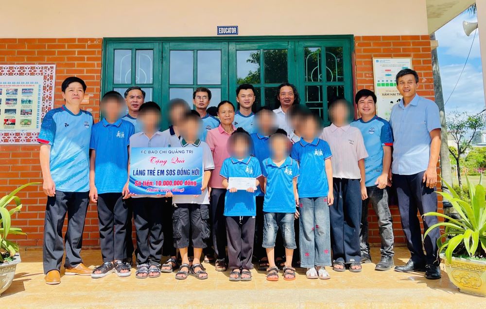 Quang Tri Reporter Football Team donates 10 million VND to support children at Dong Hoi SOS Children's Village. Photo: Thanh Trung