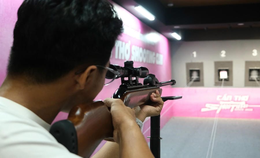 Players experience sports shooting in Can Tho City. Photo: Phong Linh