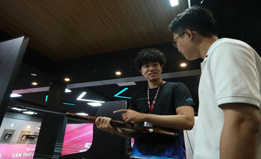 Trước khi bắt tay vào bộ môn bắn súng thể thao, người chơi đều được hướng dẫn tận tình. Ảnh: Phong Linh