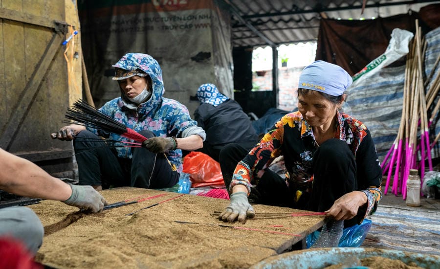 Người dân thôn Dưỡng Thái Bắc, xã Phú Thái duy trì nghề làm hương truyền thống hơn 100 năm. Ảnh: Mai Hương