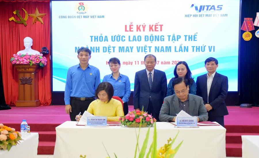 Vietnam Textile and Garment Trade Union and Vietnam Textile and Garment Association sign the 6th industry-level Collective Labor Agreement. Photo: Vietnam Textile and Garment Trade Union