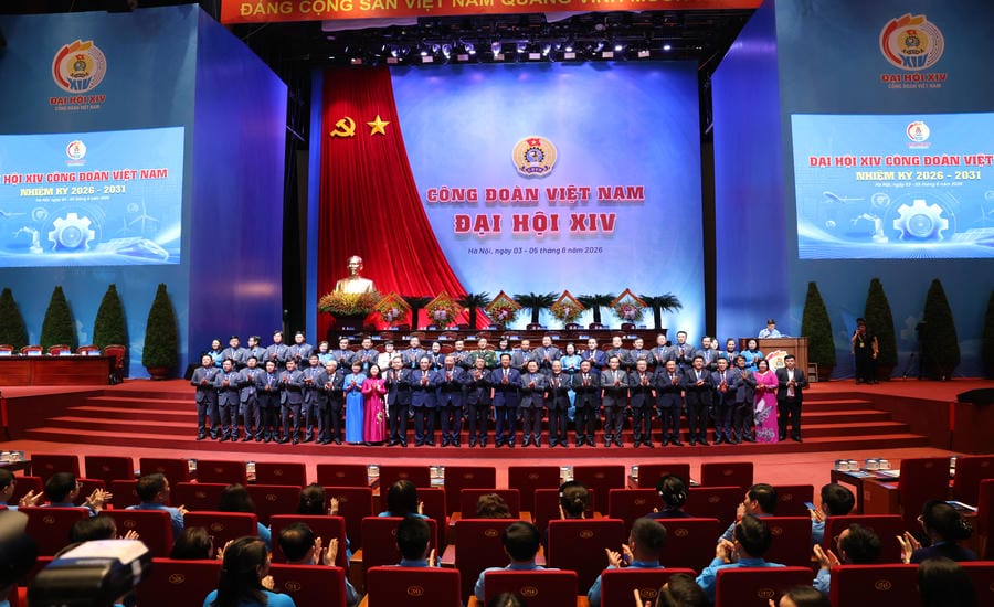 Leaders and former Party and State leaders take photos with the Presidium and delegations attending the Congress. Photo: Hai Nguyen