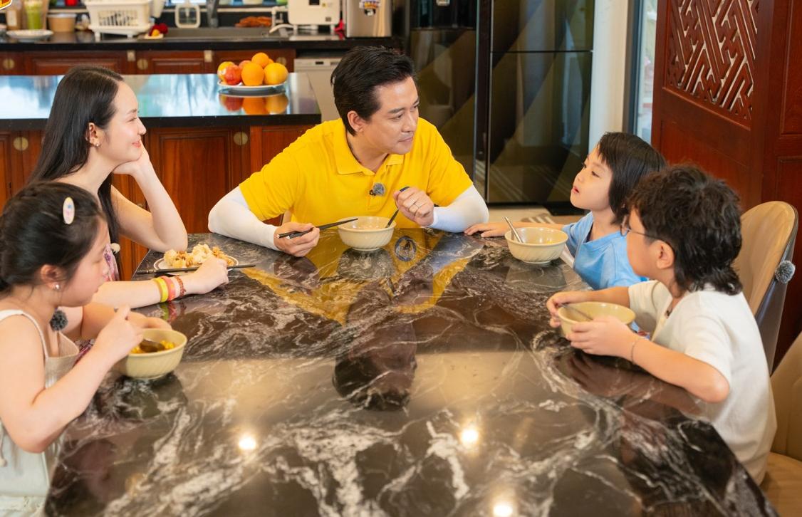 Tuan Hung and his family reunite. Photo: Producer.