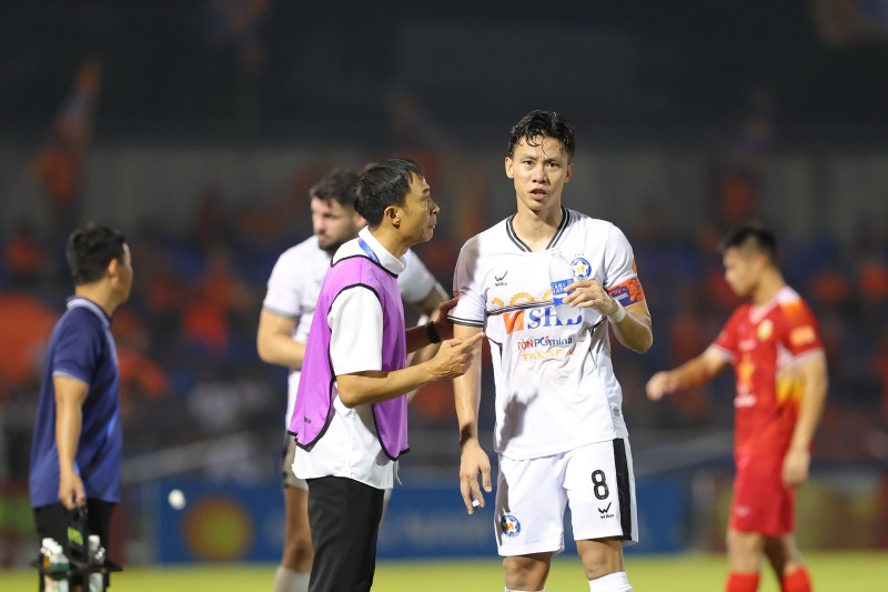 SHB Đà Nẵng là đội có quyền tự quyết cho tấm vé trụ hạng V.League. Ảnh: VPF