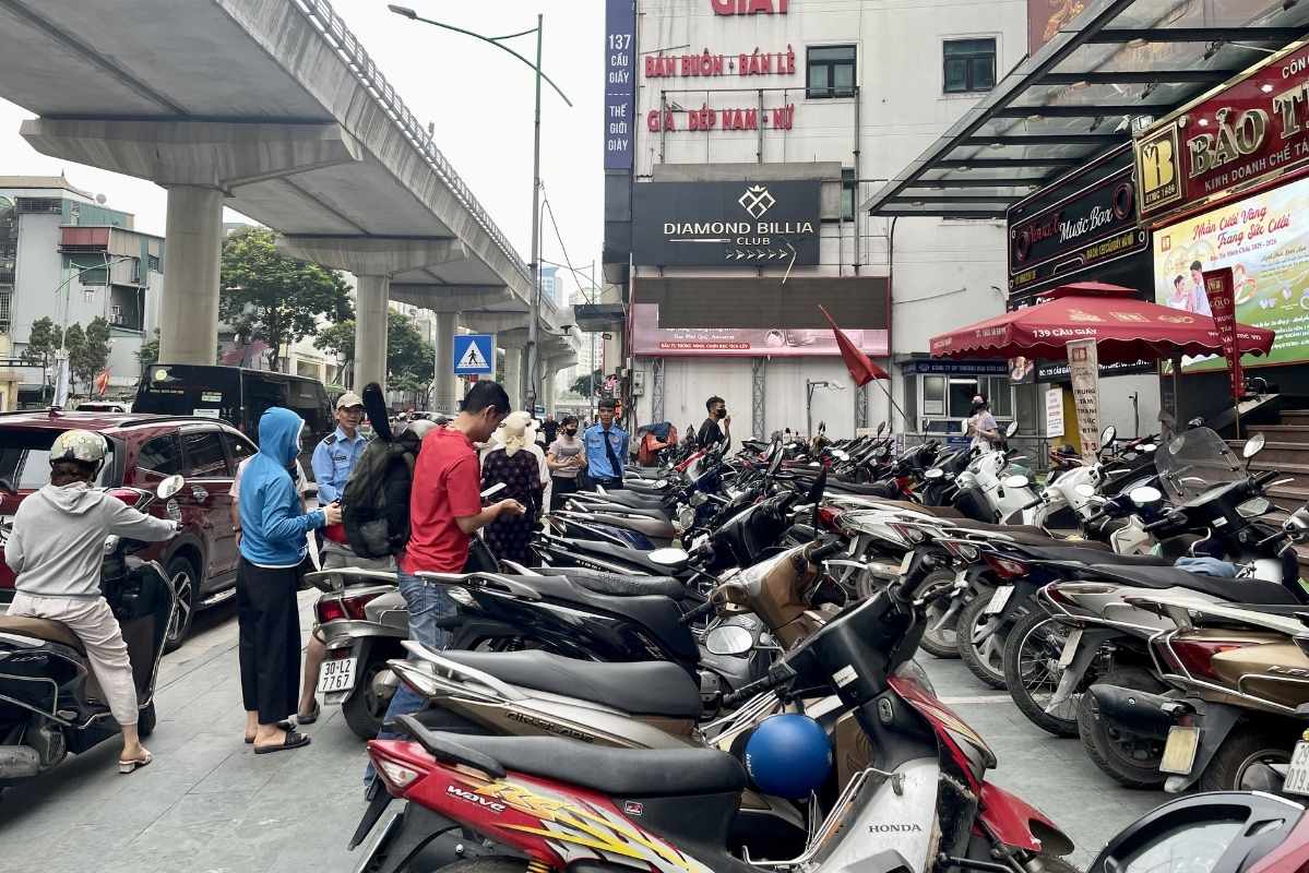 Cửa hàng kinh doanh vàng sôi động trong buổi sáng nay. Ảnh: Hạ Linh 