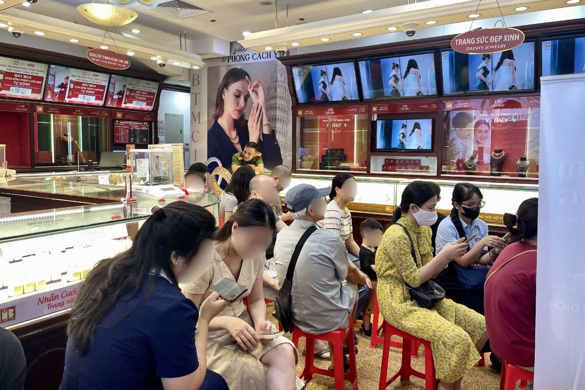 Gold ring prices prolong their decline, people waiting to buy - sell according to demand. Photo: Ha Linh