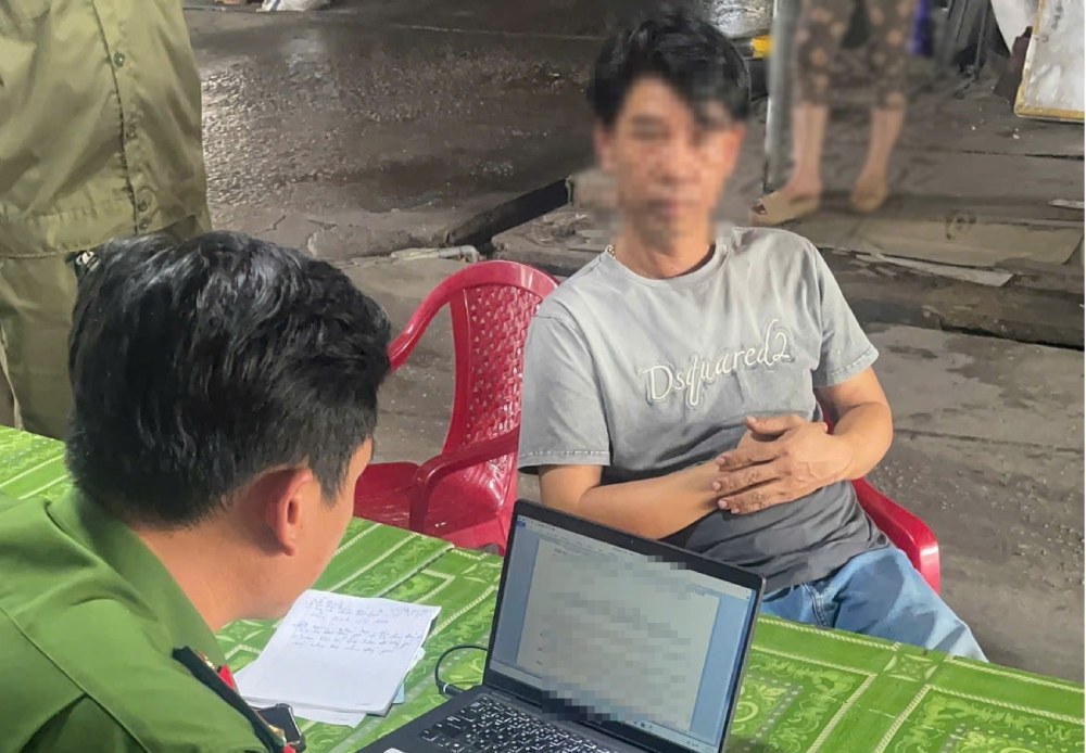 Lực lượng Công an làm việc với Nguyễn Vũ Phương (chủ cơ sở kinh doanh). Ảnh: CACC