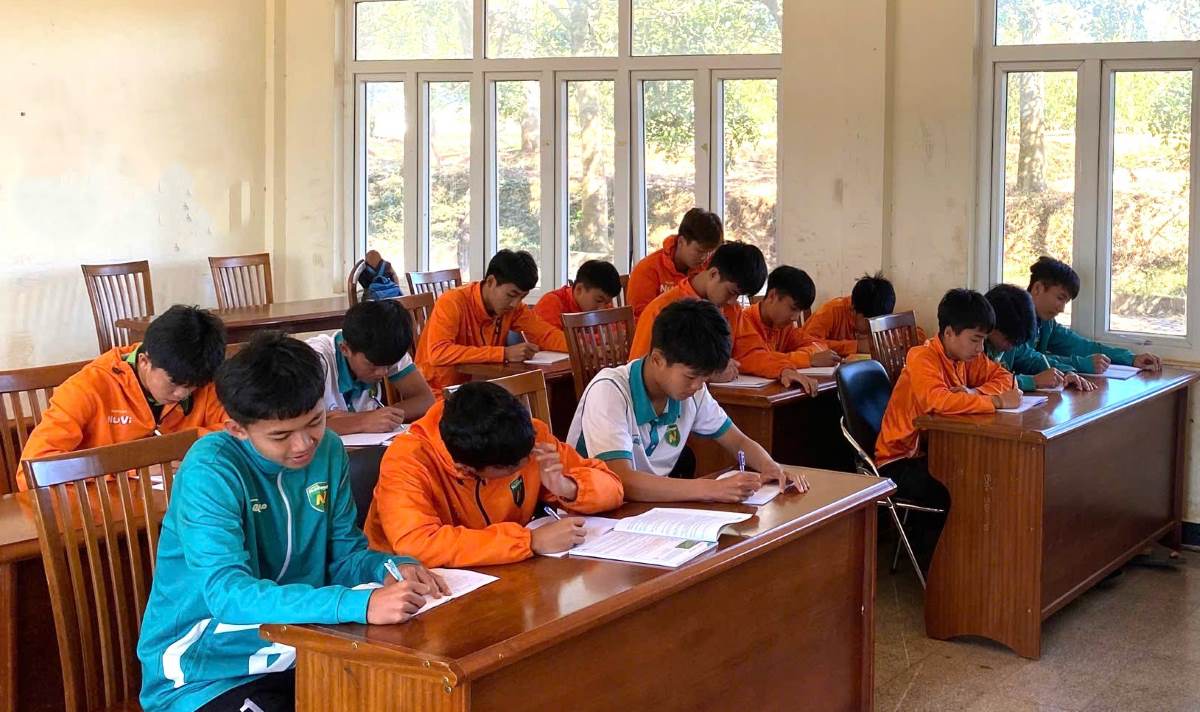 Students at Nutifood Football Academy will receive free football training and study culture for 7 years. Photo: Anh Tuyet