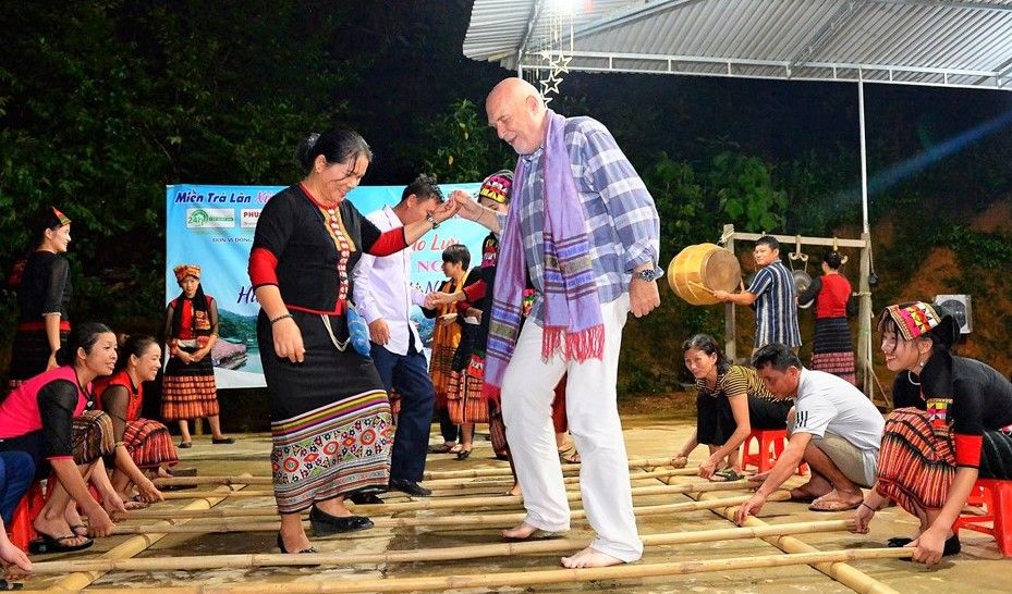 Khách du lịch nước ngoài trải nghiệm sinh hoạt văn hóa cộng đồng tại miền Tây Nghệ An. Ảnh: Thành Cường
