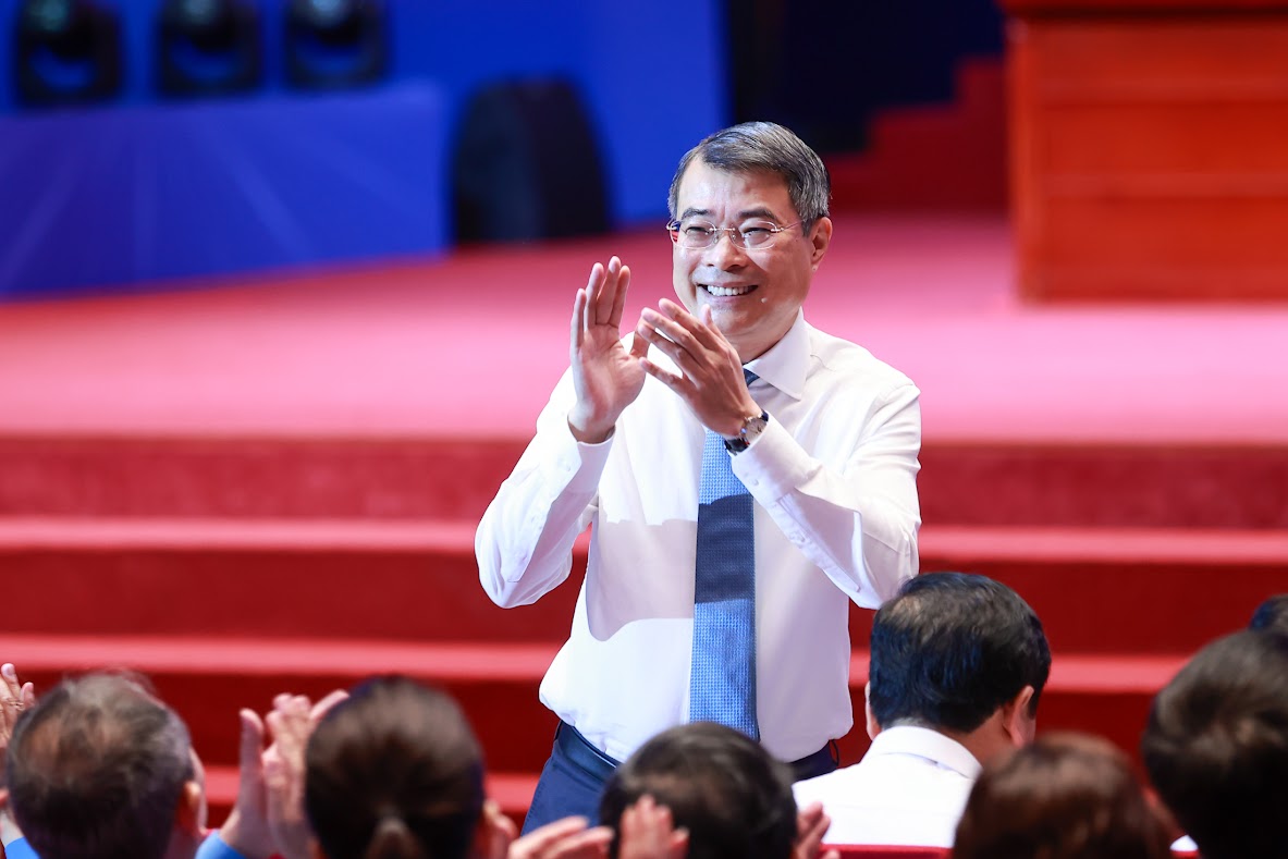 Politburo Member, Prime Minister Le Minh Hung informed and answered many issues of concern to workers at the Prime Minister's exchange and discussion program with delegates attending the 14th Vietnam Trade Union Congress, held on the morning of June 5th. Photo by Dinh Hai