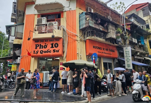 Phở 10 Lý Quốc Sư nhiều năm lọt vào danh sách Michelin Guide tuyển chọn. Ảnh: Dink