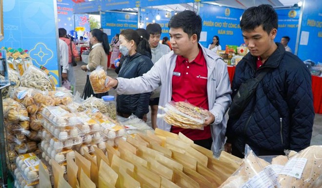 Da Nang City Labor Federation issued 20,000 shopping vouchers for union members and workers to shop at the Workers' Fair. Photo: Truong An