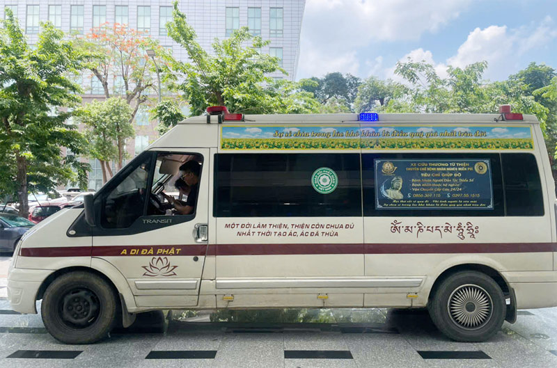 The meaningful bus carrying patients in difficult circumstances back to their hometowns for continued treatment. Photo: BVCC
