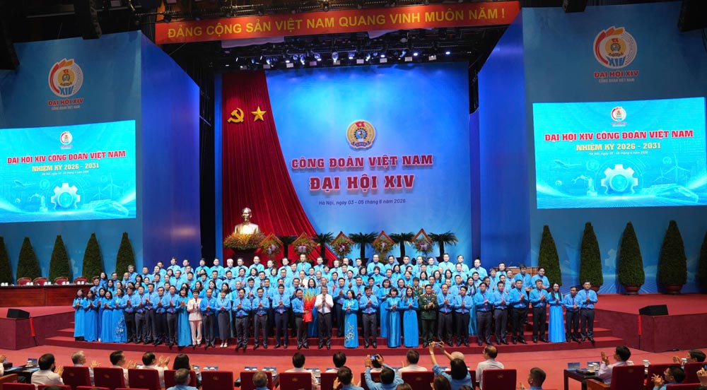 El Primer Ministro Lê Minh Hưng entrega flores para felicitar al Comité Ejecutivo de la Confederación General del Trabajo de Vietnam XIV mandato