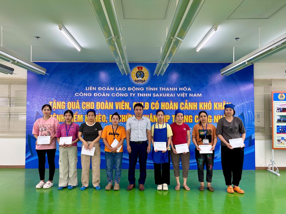 Sakurai Vietnam Co., Ltd. has organized a program to provide financial support to union members and workers in difficult circumstances. Photo: Thanh Hoa Trade Union