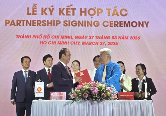Representatives of the Ho Chi Minh City Labor Federation and businesses sign a memorandum of understanding on cooperation and implementation of housing projects for workers and laborers in Ho Chi Minh City for rent and lease-purchase. Photo: Nam Duong