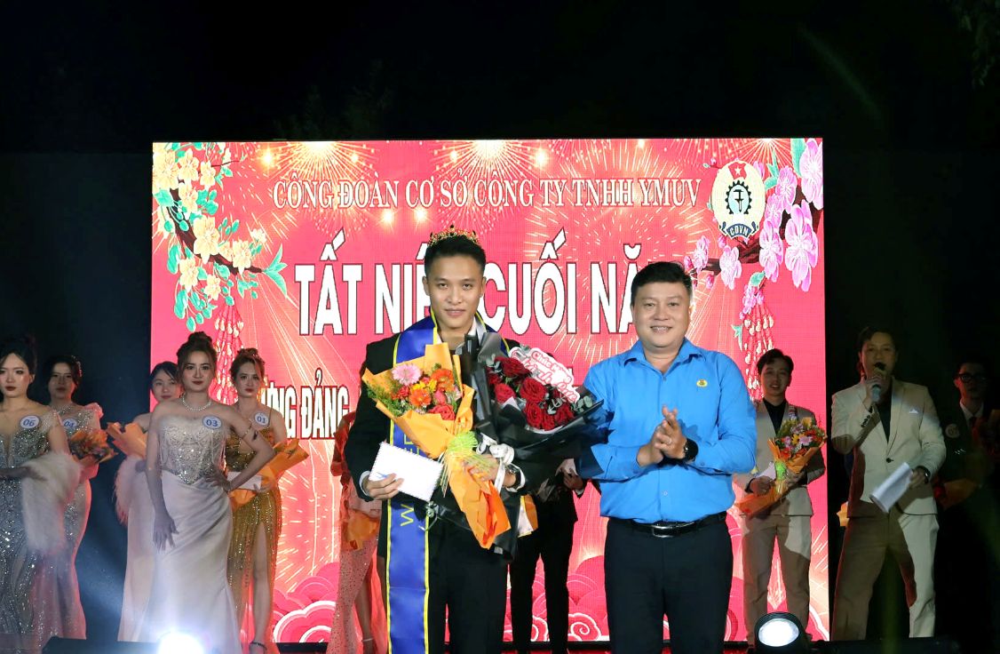 Chủ tịch Công đoàn các Khu công nghiệp, Khu kinh tế Đồng Tháp trao thưởng cho đoàn viên, người lao động tại hoạt động do Công đoàn cơ sở  Công ty TNHH YMUV tổ chức. Ảnh: Thanh Nhàn 