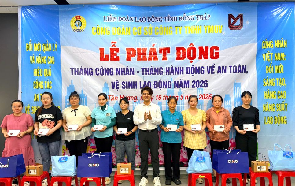 Công đoàn cơ sở tặng quà cho đoàn viên, người lao động tại Lễ phát động Tháng Công nhân năm 2026. Ảnh: Thanh Nhàn