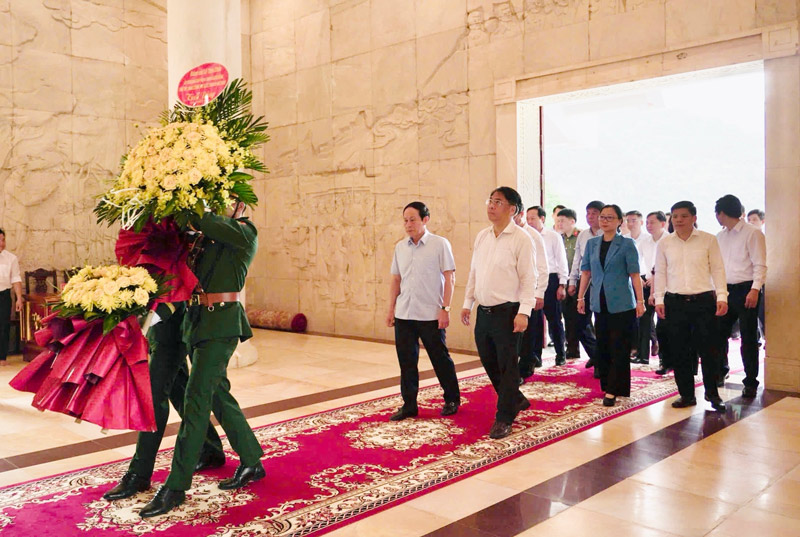 Đoàn đại biểu dâng hoa Đền thờ Chủ tịch Hồ Chí Minh. Ảnh: Nguyệt Hà