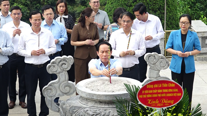 Deputy Prime Minister Le Tien Chau offers incense at the Temple of President Ho Chi Minh. Photo: Nguyet Ha