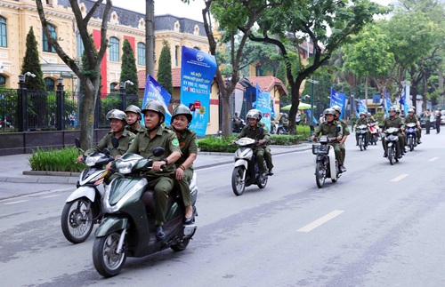 Lực lượng tham gia bảo vệ ANTT ở cơ sở tuyên truyền chung tay đẩy lùi ma túy. Ảnh: CAHN