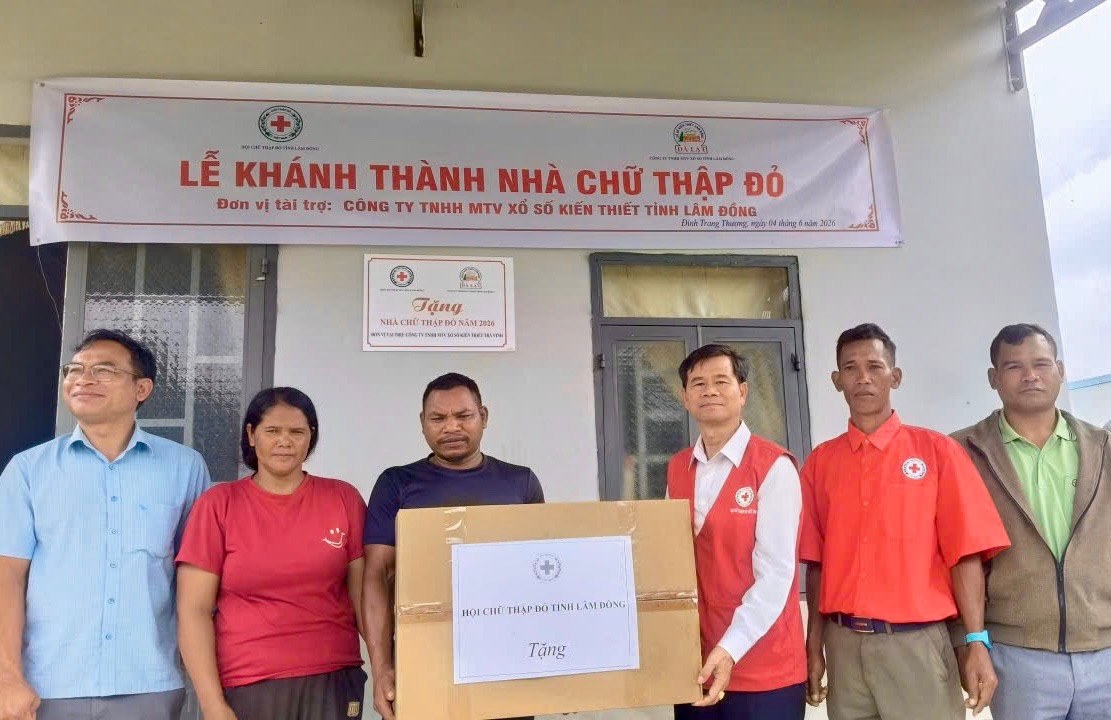 The Lam Dong Provincial Red Cross Society and sponsors organize the handover of Red Cross houses to poor households. Photo: An Nhien