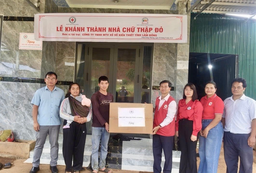 Hội Chữ thập đỏ tỉnh Lâm Đồng cùng nhà tài trợ bàn giao nhà chữ thập đỏ cho hộ nghèo tại xã Đinh Trang Thượng. Ảnh: An Nhiên 