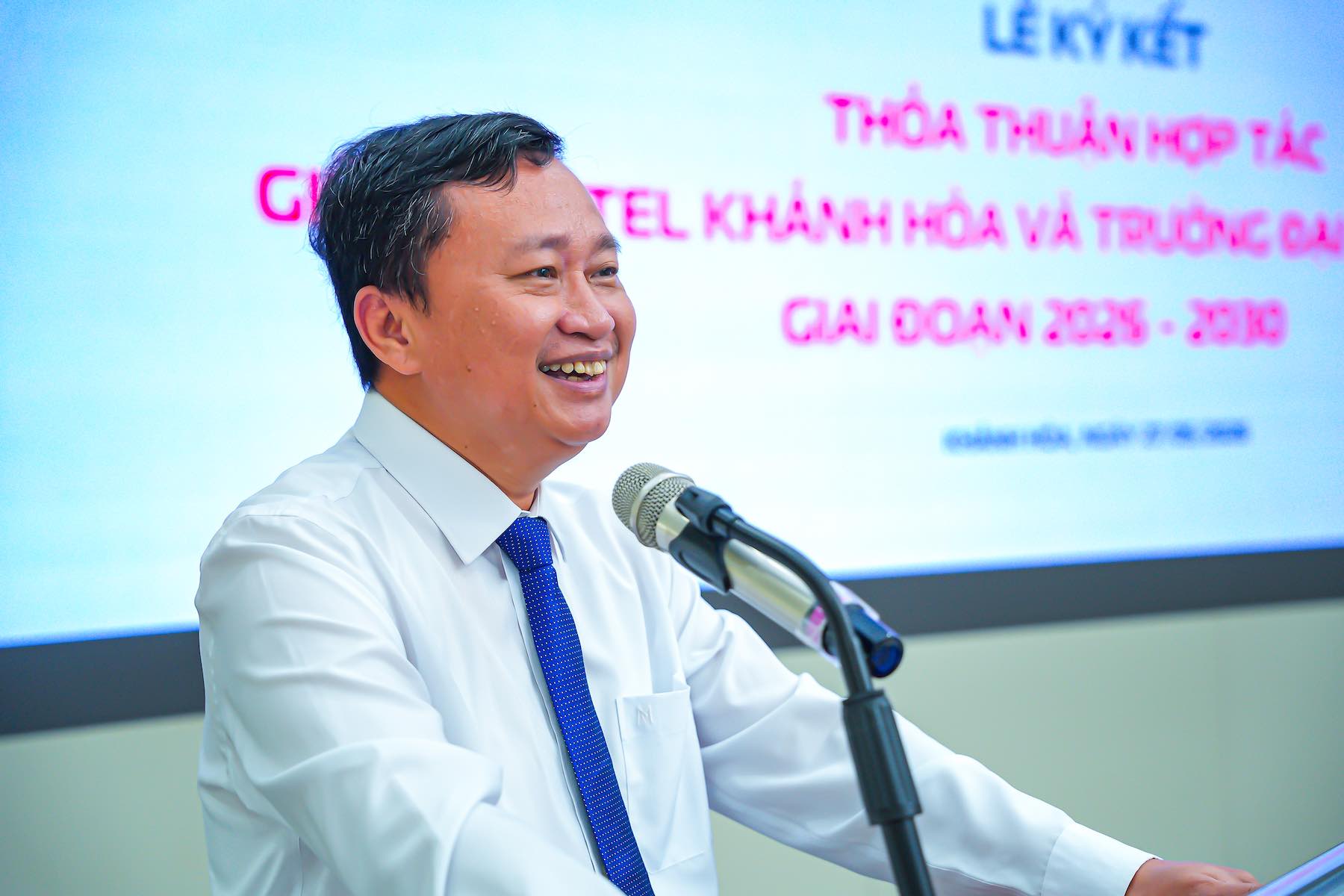 Dr. Quach Hoai Nam continues to hold the position of Principal of Nha Trang University for a term of 5 years. Photo: Huu Long
