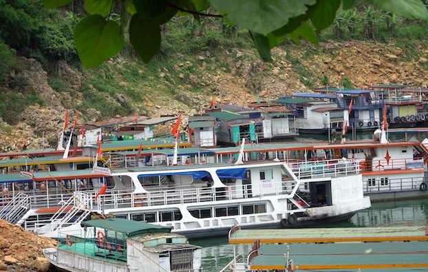 Hàng trăm con tàu du lịch nằm im lìm trên mặt hồ Thung Nai, Phú Thọ. Ảnh: PV