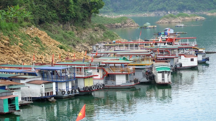 Người dân cho biết, họ vay ngân hàng 100% để đóng tàu, song, tàu không được đăng kiểm, không được hoạt động khiến kinh tế gặp khó khăn. Ảnh: PV