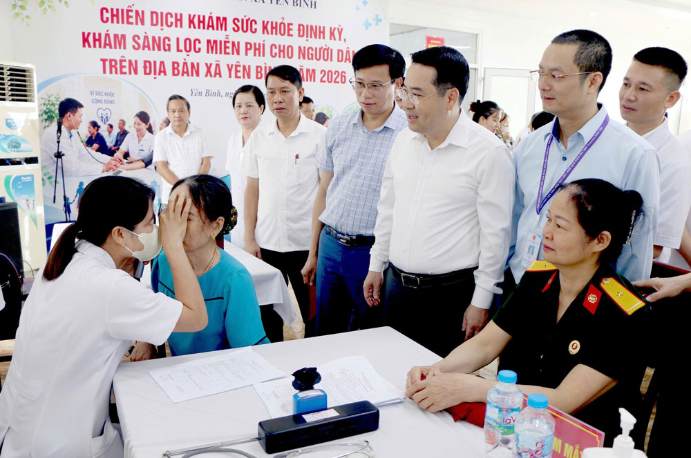 Chủ tịch UBND tỉnh Lào Cai Nguyễn Tuấn Anh kiểm tra công tác khám bệnh cho người dân