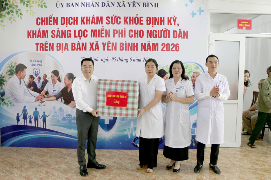 Ông Nguyễn Tuấn Anh - Chủ tịch UBND tỉnh Lào Cai trao quà cho tập thể cán bộ, y, bác sĩ tham gia chương trình. Ảnh: Nguyễn Hiên