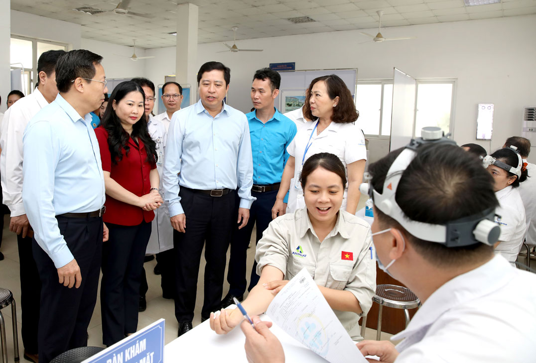 Lãnh đạo tỉnh Lào Cai và Bộ Y tế kiểm tra công tác tổ chức khám sức khỏe định kỳ cho người lao động tại Khu công nghiệp phía Nam
