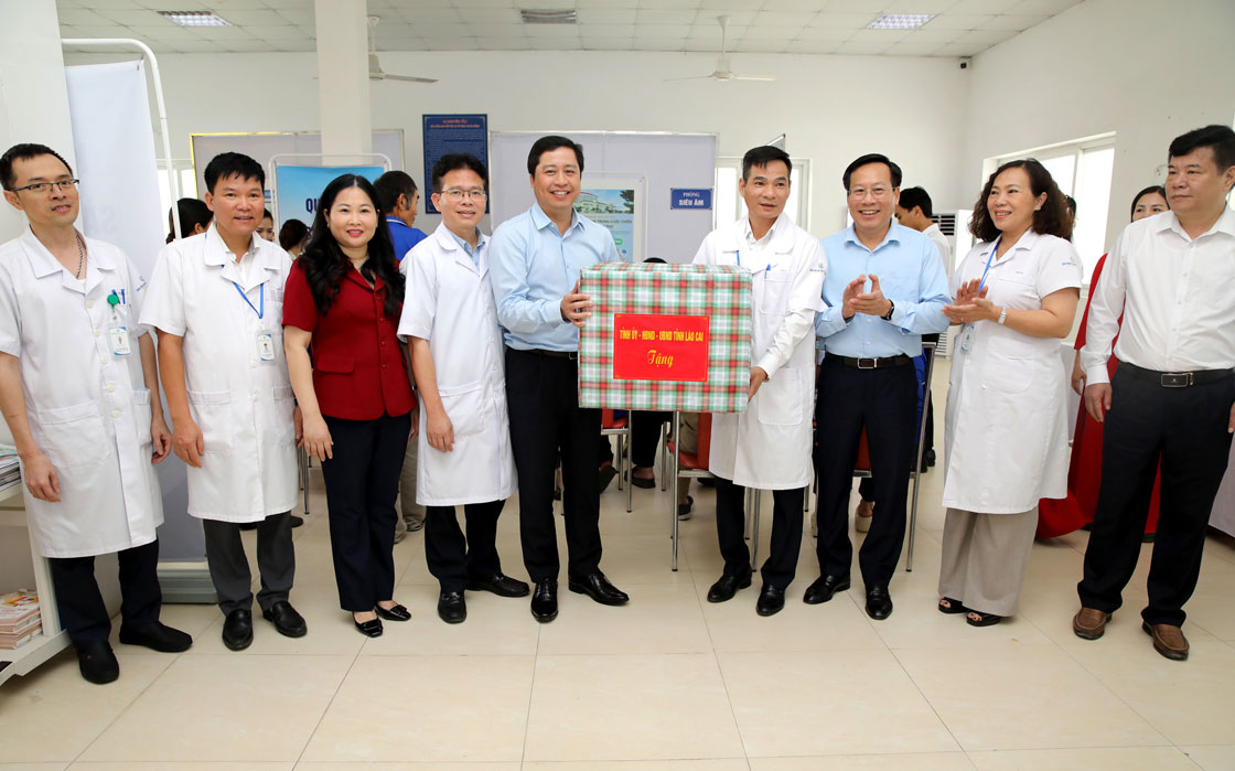 Tặng quà cho các đơn vị y tế tham gia khám sức khỏe cho người lao động tại Khu công nghiệp phía Nam