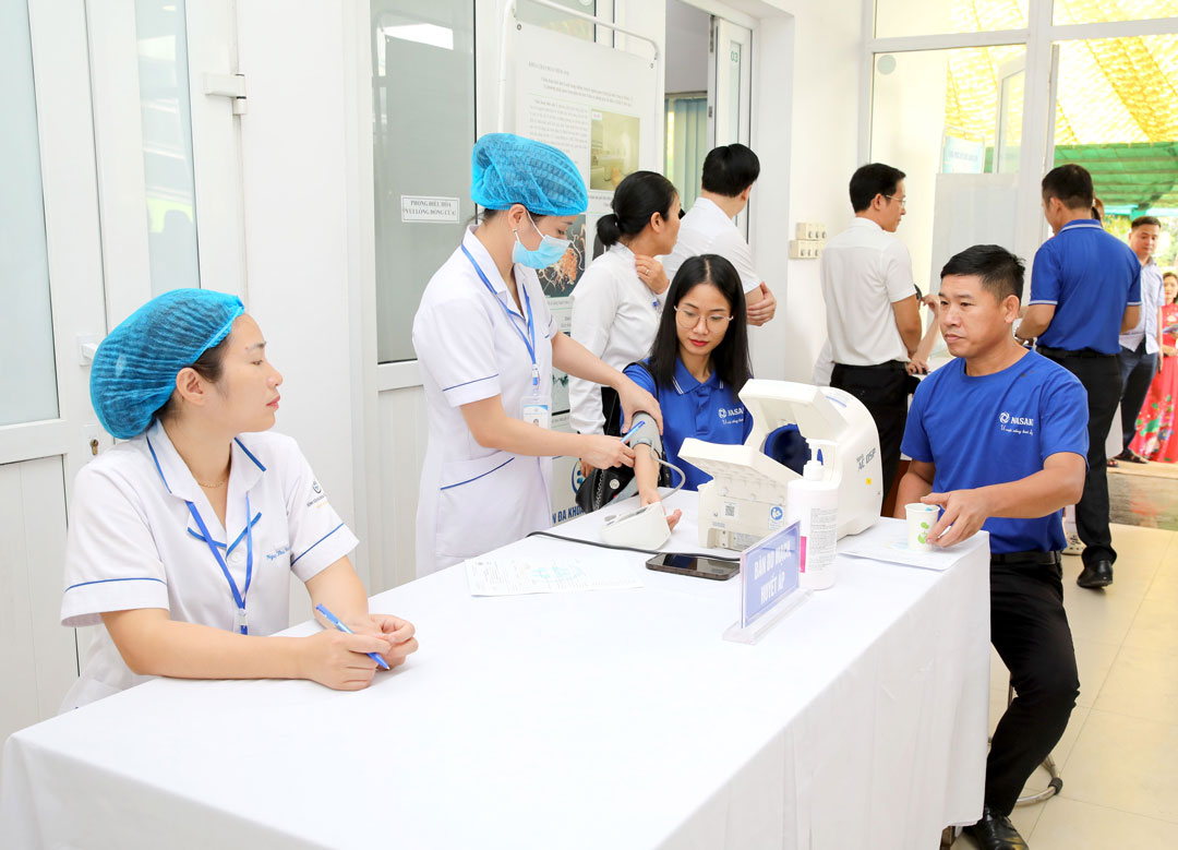 Lào Cai khám sức khỏe miễn phí cho người lao động quy mô lớn. Ảnh: Tiến Lập
